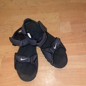NIKE black Strap Adjustable Sandals Size 6 Youth Boy Girl Athletic Casual